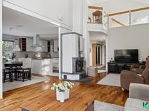 Olohuone jatkuu saumattomasti ruokailutilaan