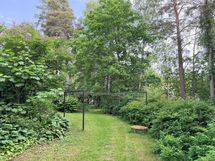 Taloyhtiön pihalla upeita istutuksia