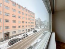 Isot ikkunat mukailevat yhtiön rakennusvuoden henkeä ja suuntaavat etelään.