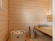 Remontoitu sauna, jossa ikkuna