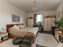 Makuuhuone/Olohuone  -- Sovrum/Vardagsrum