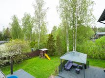takapihalla myös nurmipihaa ja tilaa lasten leikeille