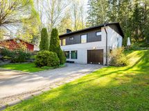 Asiakkaalta saatu kuva, etupiha kesän loistossa