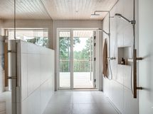 Alakerran kylpyhuone, josta suora käynti ulos