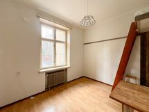 Kompakti parvellinen yksiö sisäpihan näkymillä lounaan suuntaan.