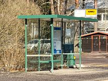 Bussipysäkki on lähistöllä. Kannelmäen juna-asemalle n. 850 metriä.