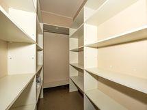 Yläkerrassa on myös vaatehuone, kodinhoitotila ja erillinen wc.