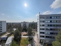 Parvekkeelta on komeat maisemat alueen ylitse, lounaaseen.