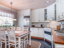 Keittiössä on runsaasti kaappitilaa ja ruokailupöydälle jää hyvin tilaa