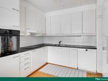 Keittiössä hyvin kaappitilaa