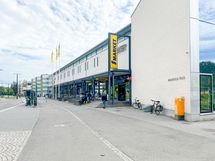 Lähikauppaan on parin minuutin kävely.