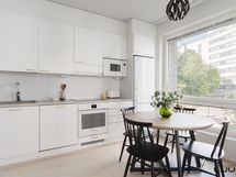 Ruokapöydälle on valoisa paikka