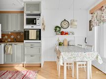 Ruokailutila keittiössä