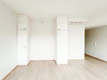 Vaatekaappien väliin saa sängyn.