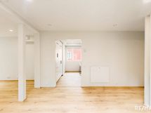 Keskikerros | Ruokailutila - näkymä kohti keittiötä