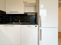 Keittiössä on modernit kodinkoneet mm. astianpesukone.