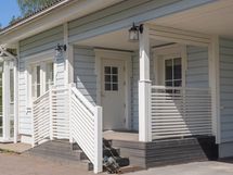 Pääsisäänkäynnin ja kodinhoitohuoneen ovet ovat vierekkäin.