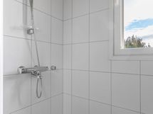 Yläkerran kph/wc:n suihkutila.