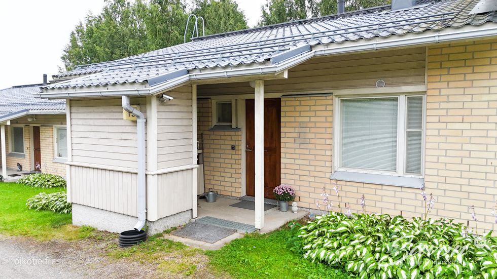 sisäänkäynti/etupiha
