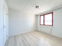 Makuuhuoneeseen mahtuu suurempikin parisänky.