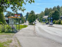 Bussipysäkki kaupan kupeessa.