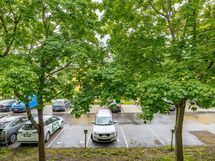 Puustoa parvekkeen edustalla