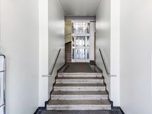 Tervetuloa! Rappu hisseineen ottaa vastaan kotiin saapuvan.