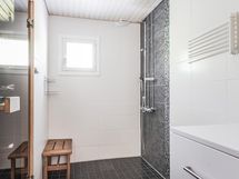 Ikkunallinen alakerran kylpyhuone.