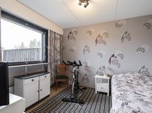 Alakerran makuuhuone