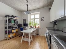 Keittiöön mahtuu hienosti isompikin ruokapöytä.