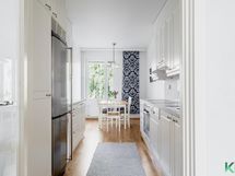 Tilava keittiö, ruokailuryhmä mahtuu hyvin