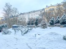 Sisäpiha on tilava ja rauhaisa