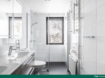 Tilava kylpyhuone, jossa kaksi lavuaaria ja ikkunallinen suihkutila