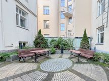 Kaunis sisäpiha kutsuu nauttimaan kesästä!