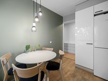 Ruokapöytä mahtuu hyvin keittiöön.