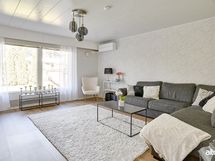 Olohuoneessa ilmalämpöpumppu.