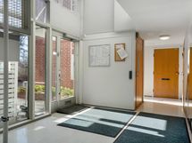 Tilava aulatila jossa hissi