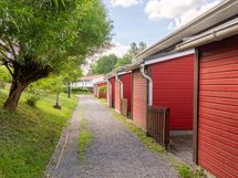 Etupihan puolta varastoineen