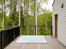 Taloyhtiön saunan yhteydessä poreallas, joka käytössä saunavuoroilla.