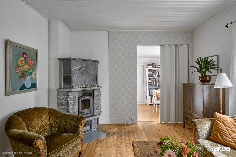 Olohuoneessa varaava takka.