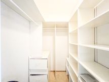 Lisää säilytystilaa löytyy isosta vaatehuoneesta.