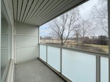 Asunto sijaitsee 1. kerroksessa muttei aivan maantasolla. Kesäisin näkymä on vehreä ja suojaisa.