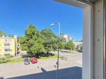 Asunnosta on avarat näkymät lännen suuntaan.