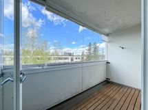 Tilava lasitettu parveke tuo kivasti ulkoilman käyttöön