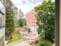 Näkymä ikkunasta on itään.