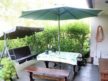 Suojaisa, aidattu takapihan terassi