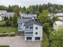 Parkkipaikalla lämpötolpat