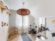 Kuntoiluhuone/makuuhuone yläkerrassa