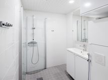 kylpyhuoneesta löytyy pesukoneliitäntä. Säilytystilaa on runsaasti.