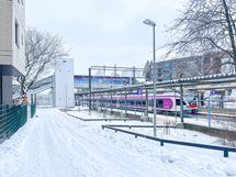 Kannelmäen juna-asemalle on 750m.